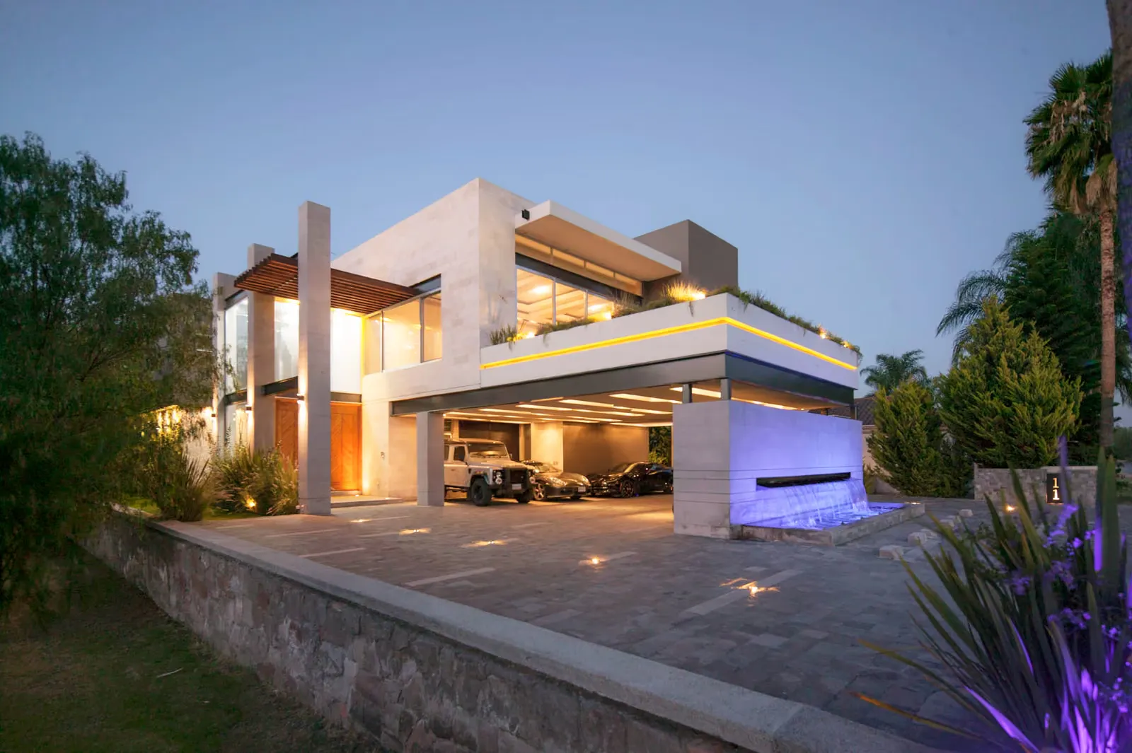 Fachada de Casa AG en Balvanera, Querétaro, iluminada al anochecer