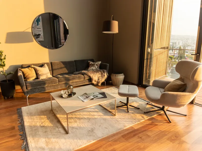 Sala de Panorámica Townhouses con ventanal y vista a la ciudad